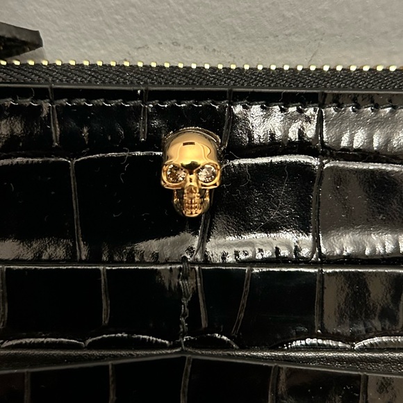 ALEXANDER McQUEEN Skull Flat Zip Wallet in Croc-Embossed Black Leather w/ GHW - Picture 3 of 8
